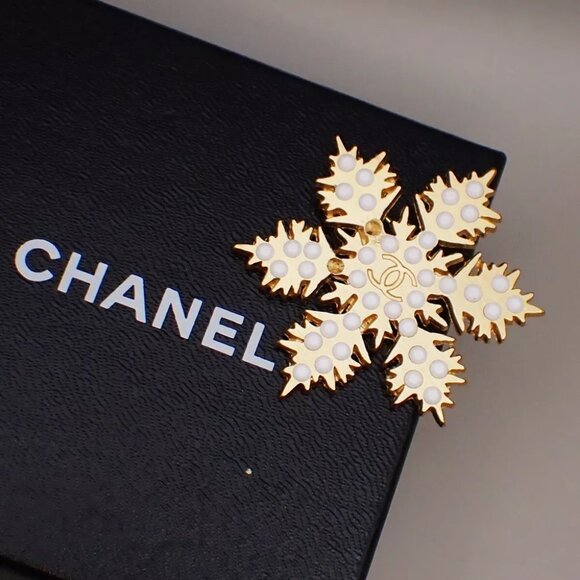 CHANEL CC Logo Snowflake Pin Brooch 01A Bijou Gold White GHW Vintage - Picture 1 of 8